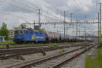 Re 421 381-5 der WRS durchfährt am 12.05.2023 den Bahnhof Pratteln.