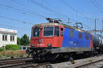 Re 421 374-0 von Swiss rail traffic in diensten der WRS durchfährt am 09.06.2023 den Bahnhof Pratteln. 