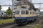 Re 421 387-2 im Rheingold Look durchfährt am 26.08.2023 solo den Bahnhof Pratteln.