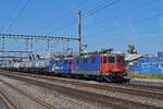 Doppeltraktion, mit den Loks 421 374-0 von Swiss Rail Traffic und 421 381-5 der WRS durchfährt am 22.08.2023 den Bahnhof Rupperswil.