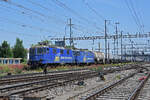 Doppeltraktion, mit den WRS Loks 421 381-5 und 421 373-2 durchfährt am 09.06.2023 den Bahnhof Pratteln.