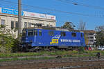 Re 421 381-5 der WRS durchfährt am 28.10.2024 solo den Bahnhof Pratteln.