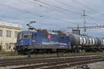 Re 421 379-9 vom Verein Dampflok Depot Full, im Dienste der WRS, durchfährt am 09.01.2025 den Bahnhof Pratteln.