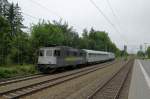 Leicht verschandelt aber pnktlich berfhrt die neu beklebte 421 383 am 13.06.11 einen Vectron von Mnchen-Allach nach Salzburg, hier in Gronsdorf