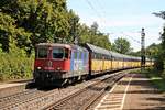 Durchfahrt am 27.08.2015 von SBB Cargo/TXL Re 421 385-6 mit einem  ARS Altmann -Autozug (Regensburg Ost - Bremerhaven) durch Etterzhausen in Richtung Nürnberg.