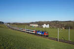 Re 421 379-9 nähert sich am 19.02.2017 mit dem EC 193 Gossau SG.