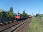 Die RE 421 369-8 der SBB CARGO fhrt am 30.4.07 mit einem Gz durch Barnten  