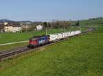 Die Re 421 380 mit einem Containerzug am 08.04.2017 unterwegs bei Gossau.