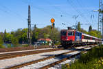 421 394-8 zieht ihren EuroCity aus Zürich über den Lindauer Bahndamm entlang.