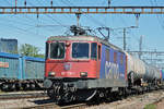 Re 421 378-1 durchfährt den Bahnhof Pratteln.