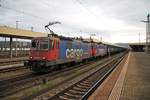 Ausfahrt am 13.01.2016 von Re 421 374-0 und Re 421 393-0 mit dem DGS 48620 ( Sierre  - Muttenz - Göttingen Gbf) von Gleis 4 aus dem Badischen Bahnhof von Basel in Richtung Freiburg (Breisgau).