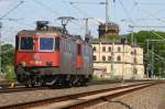 SBB Cargo 421 387 und 421 394 fahren durch Hagenow Land Richtung Berlin. Im Hintergrund das Bahnhofsgebude und der Wasserturm. 02.05.2007