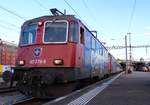 Die SBB Re 421 379-9 und die SBB Re 421 383-1 fuhren am Abend des 27. September 2017 in Doppeltraktion mit dem langen EC von Zürich HB nach München Hbf. Während im Bild der EC auf Gleis 13 im Bahnhof Zürich HB auf seine Abfahrt abwartet, fährt im Bild auf Gleis 11 der IC von Zürich HB nach Basel SBB als  Ersatzkomposition , ebenso mit zwei Vorspannloks die die Front des Zuges übernahmen, ab. Bei den beiden Vorspannloks des IC handelte es sich um die SBB Re 420 140-6 und SBB Re 420 130-7 in Doppeltraktion. 