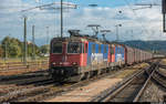 Basel Badischer Bahnhof am 6. Oktober 2017. SBB Cargo International Re 421 393 und eine weitere Re 421 mit einem Stahlzug.