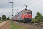 Am 16.09.2016 bespannte Re 421 395-5  Suche Mieter oder Käufer.  zusammen mit Re 421 374-0 den Aluzug DGS 48621 (Göttingen Gbf - Muttenz - Sierre), in dem auch die Wagenloks Re 421 390-6 und