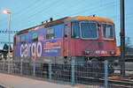 Für die Re 421 395-5 hat bald die letzte Stunde geschlagen. Nach einer Kollision mit einem Bagger, wartet sie beim Bahnhof Kaiseraugst auf ihr Ende. Die Aufnahme stammt vom 21.12.2017.