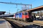 SBB Re 421 394-8 durchfährt unter blauem Himmel mit dem IC 4 aus Stuttgart Hbf, den Bahnhof Bülach in Richtung Zürich.

Mittwoch, 14. Februar 2018