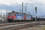 Doppeltraktion, mit den Loks 421 387-2 und 421 376-5 durchfahren den Badischen Bahnhof.