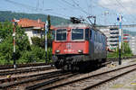 SBB: DIE BEIDEN LETZTEN
Die letzte an die SBB abgelieferte Re 4/4 II, die Re 421 397-1, beim Passieren von einem der letzten noch im Betrieb stehenden Flügelsignale der Schweiz. Die Rangierfahrt wurde am am 7. Mai 2018 bei der Einfahrt in den Rangierbahnhof Biel verewigt.
Foto: Walter Ruetsch