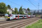 Die SBB Re 421 374-0 hatte man am 29. Juli 2018 eine ganz spezielle Aufgabe erteilt: Sie überführte in diesem Tag für Stadler Rail einen FLIRT UK BMU Class 755 für Greater Anglia nach Erlen. 
Das Bild zeigt die Schweizer Lok mit diesem Zweikrafttriebzug zwischen Winterthur HB und Oberwinterthur.