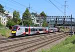 Die SBB Re 421 374-0 hatte man am 29. Juli 2018 eine ganz spezielle Aufgabe erteilt: Sie überführte in diesem Tag für Stadler Rail einen 4-teiligen FLIRT UK BMU Class 755 für Greater Anglia nach Erlen. 
Das Bild zeigt die Schweizer Lok mit diesem Zweikrafttriebzug zwischen Winterthur HB und Oberwinterthur.