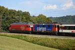 Re 460 077-1  Chunnel  schleppt Re 421 394-8 samt deren IR am Abend des 22.08.2018 bei Villnachern in Richtung Brugg.