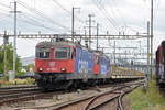 Doppeltraktion, mit den Loks 421 393-0 und 421 387-2 durchfährt den Bahnhof Pratteln.