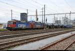 Kesselzug mit Re 4/4 II (421 384-9 und 421 385-6) der SBB Cargo durchfährt den Bahnhof Pratteln (CH) in westlicher Richtung.