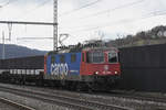 Re 421 388-0 durchfährt den Bahnhof Gelterkinden. Die Aufnahme stammt von 17.12.2018.