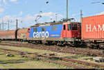 Ein Containerzug mit Re 4/4 II (421 390-6) der SBB Cargo schlich sich im Bahnhof Basel Bad Bf (CH) in nördlicher Richtung an mir vorbei, sodass ich die Lok nur im Nachschuss festhalten konnte.
Aufgenommen vom öffentlich zugänglichen Parkplatz neben der Schwarzwaldallee.
[13.7.2018 | 17:04 Uhr]