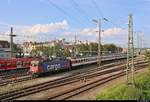 Re 4/4 II (421 392-2) der SBB Cargo als IC 281 (Linie 87) von Stuttgart Hbf nach Zürich HB (CH) verlässt den Bahnhof Singen(Hohentwiel) auf Gleis 3.