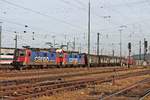 Ausfahrt am Abend des 04.10.2017 von Re 421 393-0 zusammen mit Re 421 381-5 und dem DGS 48620 ( Sierre  - Muttenz - Göttingen Gbf) aus dem Badischen Bahnhof von Basel in Richtung Deutschland.