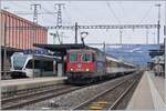 Nach dem Halt hebt die SBB Re 421 371-6 zur Weiterfahrt den mit der schmalen SBB Wippe ausgestatteten Stromabnehmer und fährt mit ihrem EC 196 weiter nach Zürich.