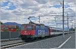 Europäische Lok-Klassiker aus den 70ern und 80ern auch heute noch im Einsatz: die SBB Re 421 394-8 fährt mit ihrem EC nach München in neu gestalteten Bahnhof von Lustenau durch.