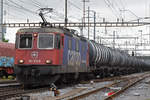 Re 421 374-0 durchfährt den Bahnhof Pratteln.