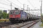 Re 421 384-9 durchfährt den Bahnhof Pratteln.