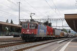 Re 421 393-0 durchfährt den Bahnhof Rupperswil.