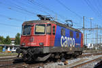 Re 421 372-4 durchfährt den Bahnhof Pratteln. Die Aufnahme stammt vom 12.09.2019.