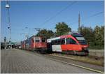 Die SBB Re 421 379-9 und eine weitere mit dem EC 191 beim Halt in Bregenz. Auf dem Gleis daneben steht der ÖBB ET 4024 089-7.

16. Sept. 2019