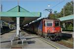 Die SBB Re 421 379-9 und eine weitere erreichen mit dem EC 191 Bregenz.