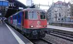 Die Re 421 383 ist mit ihrer Schwesterlok Re 421 371 mit ihrem Eurocity in St. Gallen HB eingetroffen, wo der Eurocity ausserordentlich endet.

St. Gallen HB, 01.11.2019