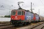 SBB mit 421 384 und 421 372 kommen mit einem Gterzug in den Offenburger Bahnhof gefahren.