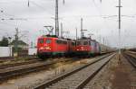 Im Bf. Offenburg stehen die 140 763 und 139 xxx mit Gterzug und daneben fhrt die SBB mit 421 384 und 372 samt Autozug ein. 26.06.2007