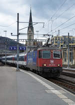 Einschränkung im Bahnverkehr wegen dem Coronavirus.
Betroffen ist auch der
EC ZÜRICH-MÜNCHEN.
Noch einmal der herkömmliche Anblick.
EC 195 bei der Einfahrt St. Gallen mit der Re 421 371-6 am 12. März 2020.
Foto: Walter Ruetsch