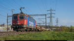 SBB Re 421 376 mit Expresszug Fribourg - RBL am 9. April 2020 im Löchligut.