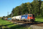 Re 421 374-0 mit dem Gürerzug RBL-Solothurn Güterbahnhof bei Niederbipp am Abend des 29. Juni 2020.
Foto: Walter Ruetsch