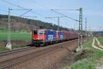 Auch Re 421 von SBB Cargo waren einge Zeit Gäste auf der Nord-Süd-Strecke, wie hier RE 421 378 mit einer Schwesterlok am 9.4.2016 bei Kerzell