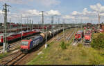 Kesselzug mit Re 482 021-3 passiert auf Höhe des Bw Halle G die Zugbildungsanlage (ZBA) Halle (Saale) in südlicher Richtung.