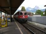 421 380 rast mit einem Zug gebildet aus Teleskophaubenwagen und Schiebeplanenwagen durch Brunnen.