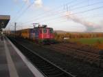 SBB Cargo-Lok 421 390-6 mit Gterzug in Richtung Kln, durchfhrt die Haltestelle Weiden West am 06.11.07.